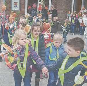 2013-03-29 leerlingen obs oosterhuizen lopen palmpasaoptocht